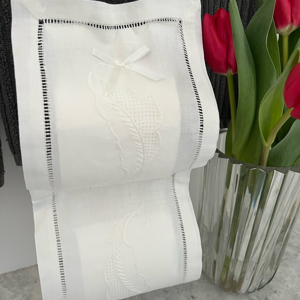 Vintage NWOT Elegant White Embroidered Linen Roll Holder